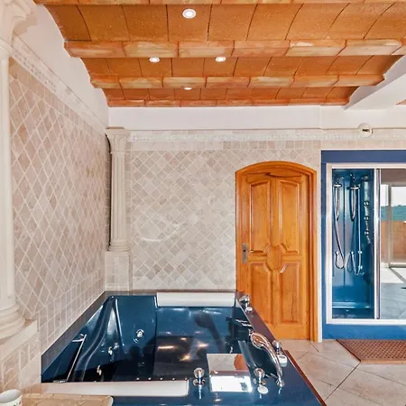 Sleeps 10 Pool Wifi Vila